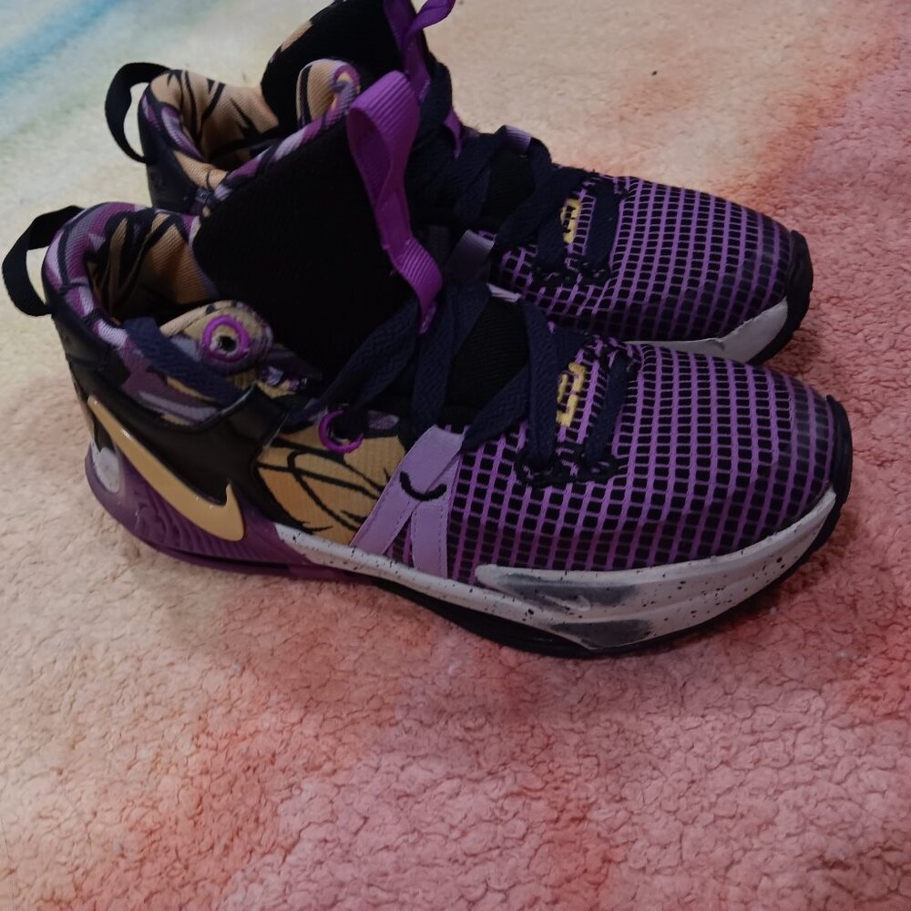 Nike Youth LeBron Witness 7 SE GS Lakers Graffiti sneakers Size 4 - Picture 4 of 8